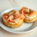 Eierdopbagel met zalm en roomkaas