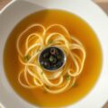 Eierflensjes met tapenade in bouillon