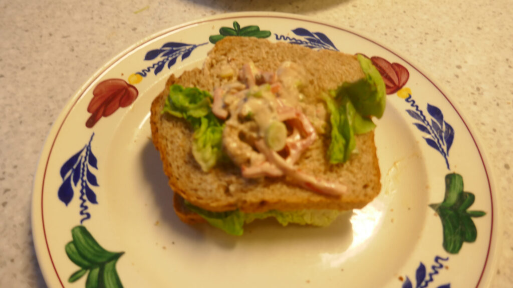 Engelse sandwich tandoori met kip, paprika en bosui