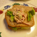 Engelse sandwich tandoori met kip, paprika en bosui