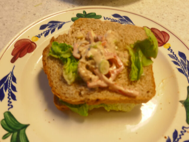 Engelse sandwich tandoori met kip, paprika en bosui