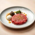 Filet american van Streefkerks rundvlees met piccalillyijs, tapenade van champignons en mosterdsaus
