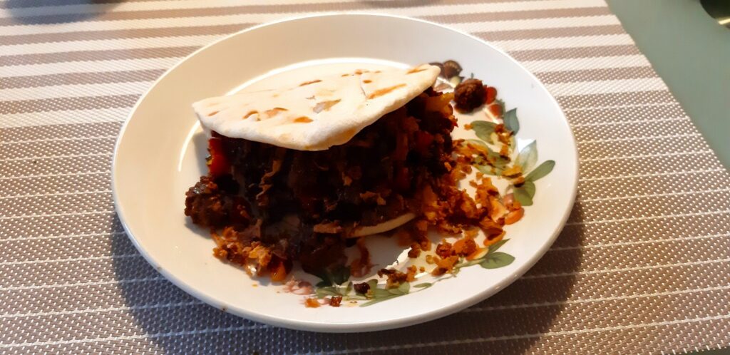Flatbread met pittig gekruid gehakt en sriracha mayonaise