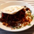 Broodje flatbread met pittig gekruid gehakt en sriracha-mayonaise