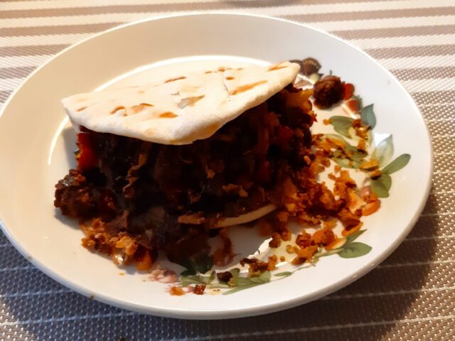 Broodje flatbread met pittig gekruid gehakt en sriracha-mayonaise