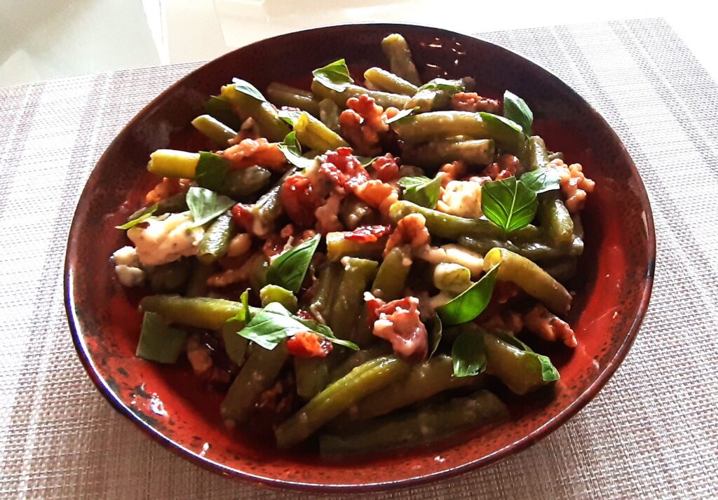 Franse sperziebonensalade met walnoten, bacon en roquefort
