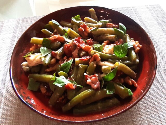 Franse sperziebonensalade met walnoten, bacon en roquefort