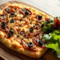 Franse uienpizza met groene salade (pissaladière)