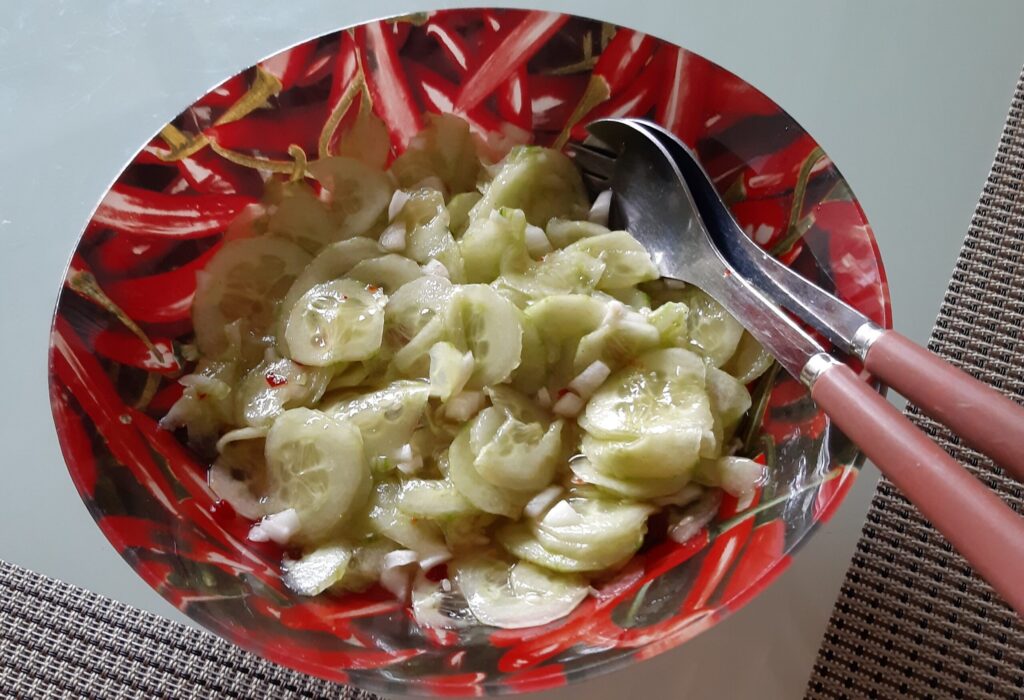 Frisse komkommersalade met chilisaus zonder olie