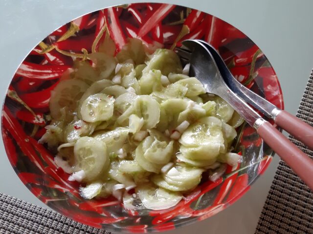 Frisse komkommersalade met chilisaus zonder olie
