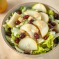 Frisse salade met komkommer en rozijn