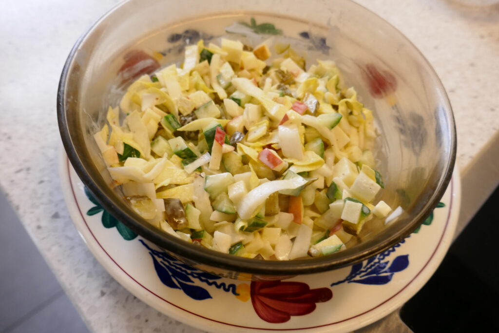 Frisse witlofsalade met appel, komkommer en augurk