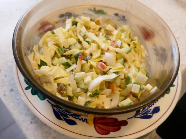Frisse witlofsalade met appel, komkommer en augurk
