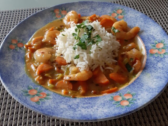 Wokgarnalen in een verrukkelijke mango-chutneysaus