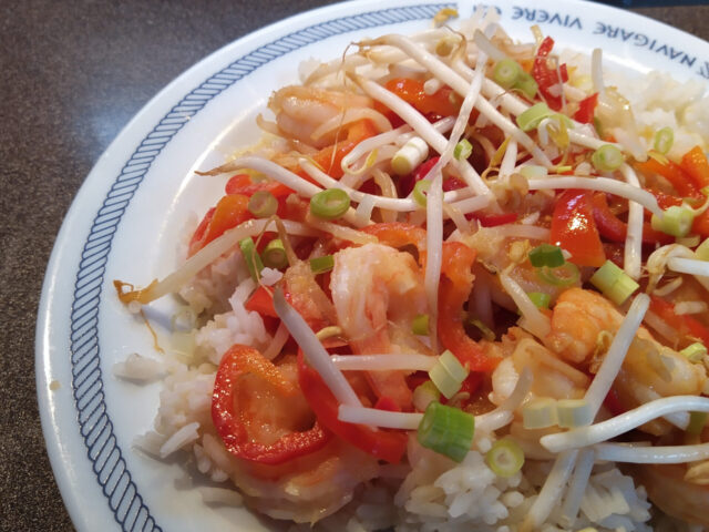 Garnalen met paprika en taugé in ananas – gemberpuree