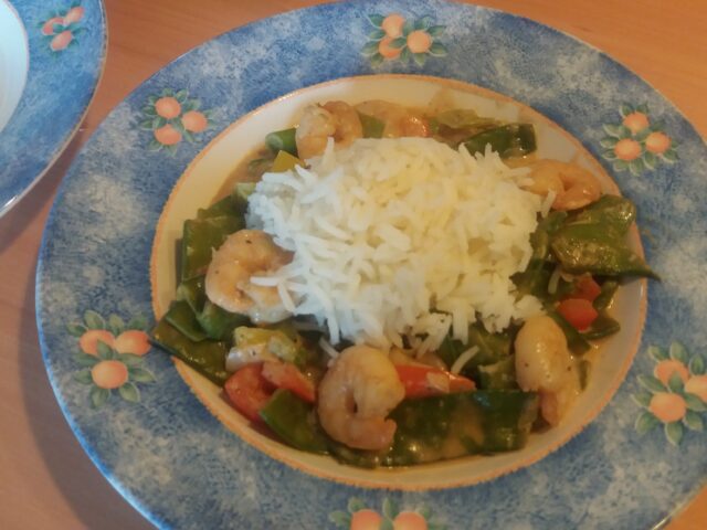 Curry met garnalen, peultjes, paprika en lente-uitjes. Lekker met rijst.
