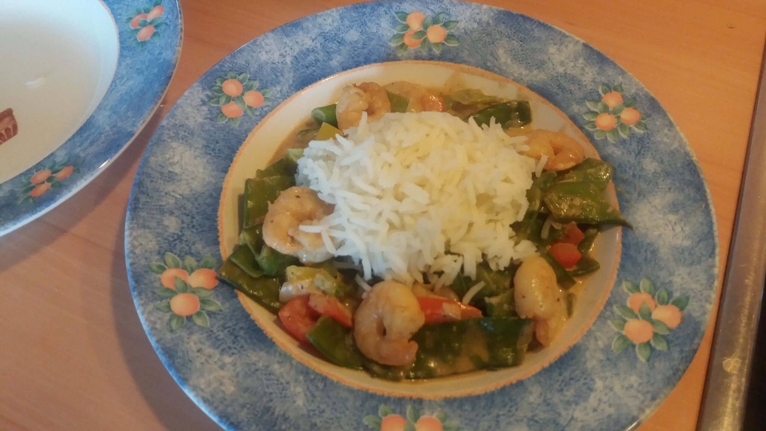 Curry met garnalen, peultjes, paprika en lente-uitjes. Lekker met rijst.