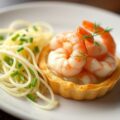 Garnalentaartje met spaghetti van witte en groene asperges
