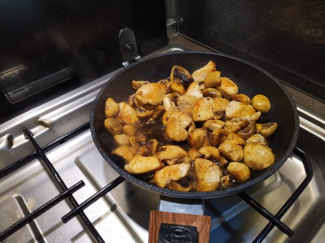 Gebakken kipfilet met champignons