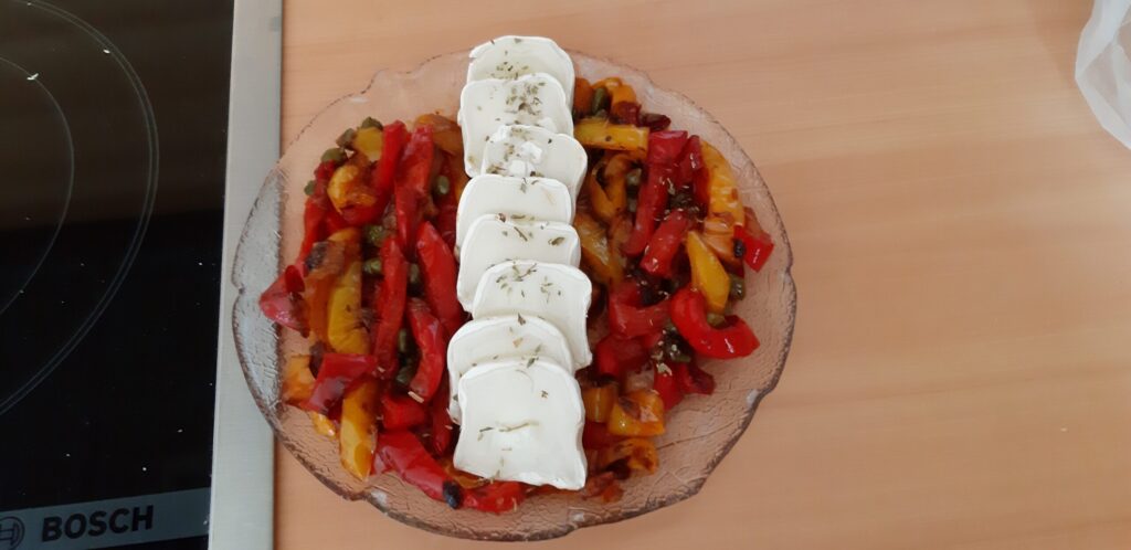 Gebakken paprika's met gerijpte zachte geitenkaas (Peperonata)