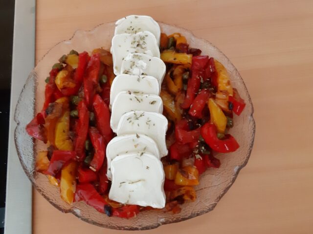 Gebakken paprika’s met gerijpte zachte geitenkaas (Peperonata)