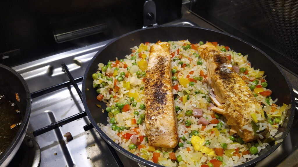 Gebakken rijst met paprika, doperwten en zalm