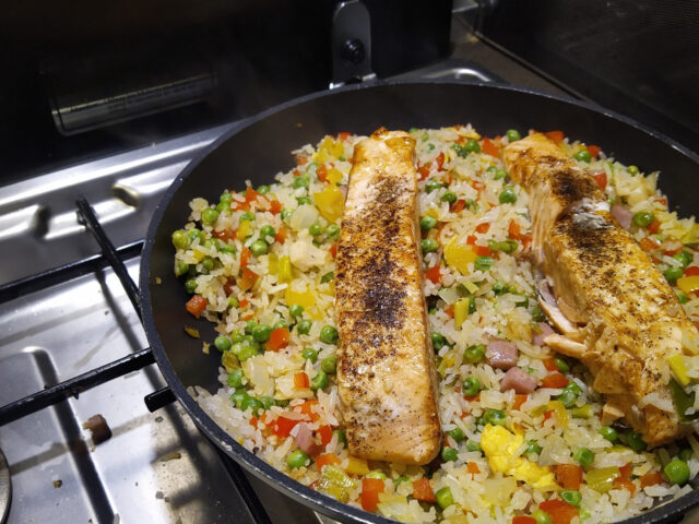 Gebakken rijst met paprika, doperwten en zalm