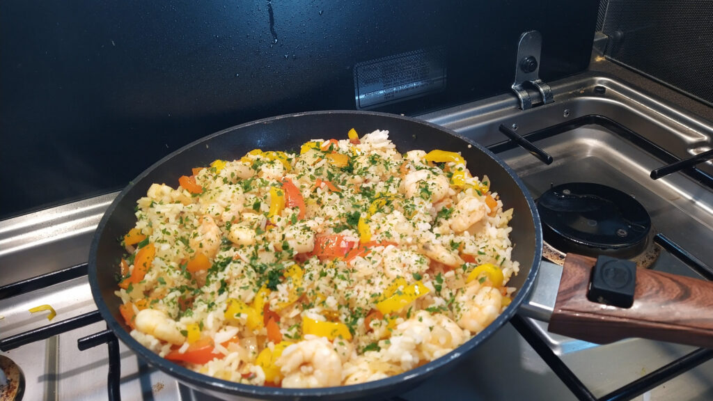 Gebakken rijstpannetje met paprika en knoflook garnaaltjes