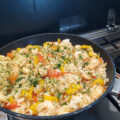 Gebakken rijstpannetje met paprika en knoflook garnaaltjes