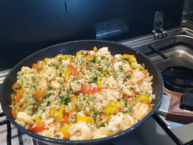 Gebakken rijstpannetje met paprika en knoflook garnaaltjes