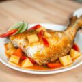 Gebakken vis(vlees of gevogelte)met zoetzure saus