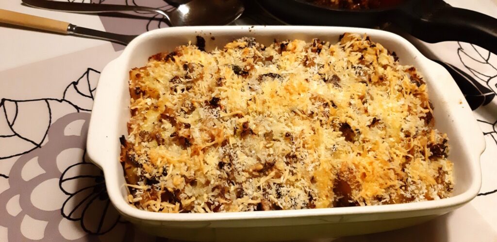 Gegratineerde ovenschotel stamppot groene kool met champignons en spekjes