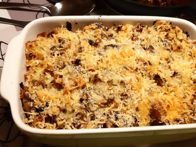 Gegratineerde ovenschotel stamppot groene kool met champignons en spekjes