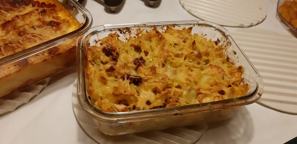 Gegratineerde penne met gerookte kipfilet, gedroogde tomaatjes en basilicumpesto
