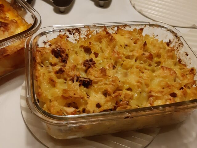 Gegratineerde penne met gerookte kipfilet, gedroogde tomaatjes en basilicumpesto