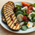 Gegrilde courgette met een salade van mozzarella,