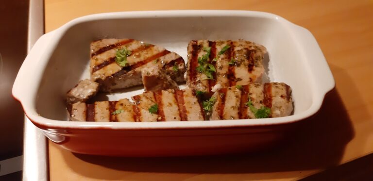 Heerlijke gegrilde gemarineerde tonijnsteak