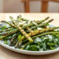 Gegrilde groene asperges met rucola