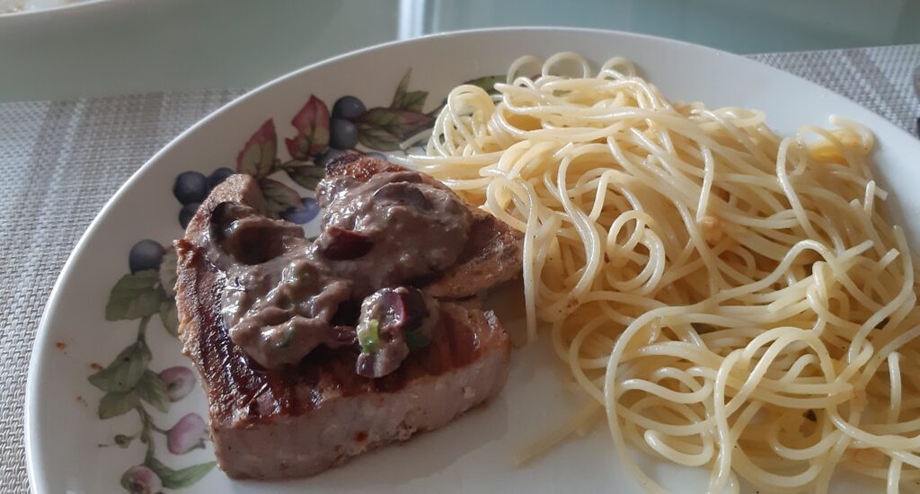 Gegrilde tonijn met ansjovis-olijventapenade en spaghetti aglio-e-olio