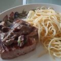 Gegrilde tonijn met ansjovis-olijventapenade en spaghetti aglio-e-olio