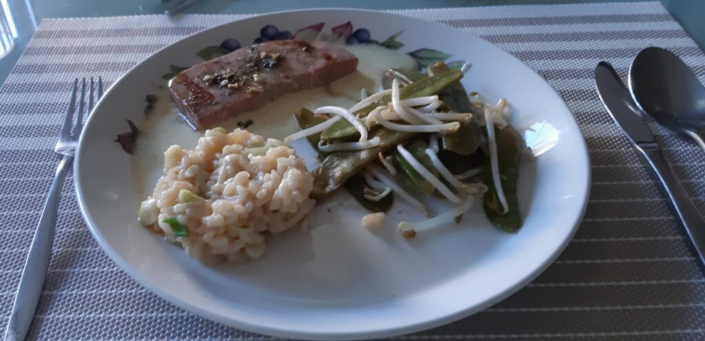 Gegrilde tonijnsteak met citroensaus, peultjes en taugé