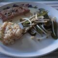 Gegrilde tonijnsteak met citroensaus, peultjes en taugé