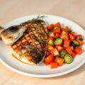 Gegrillde Zeebaars met een Pittige Tomaten-Komkommer Salade