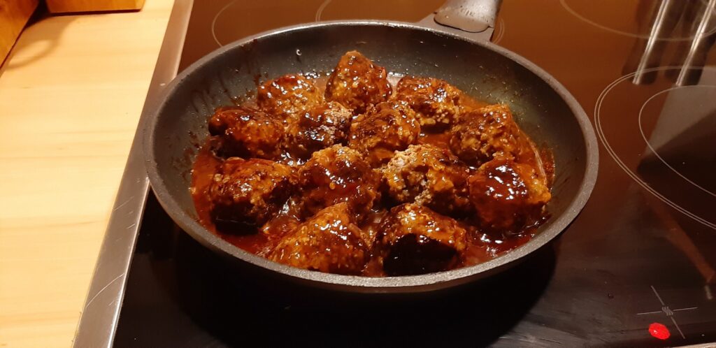 Gehakbtballetjes in een sticky saus