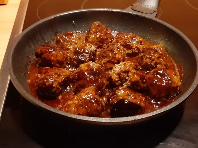 Gehaktballetjes in een sticky saus