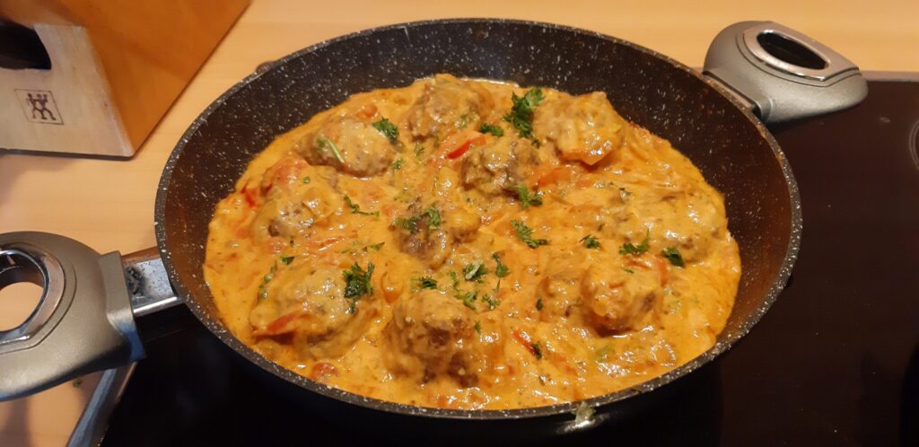 Gehaktballen in een pittige paprikaroomsaus
