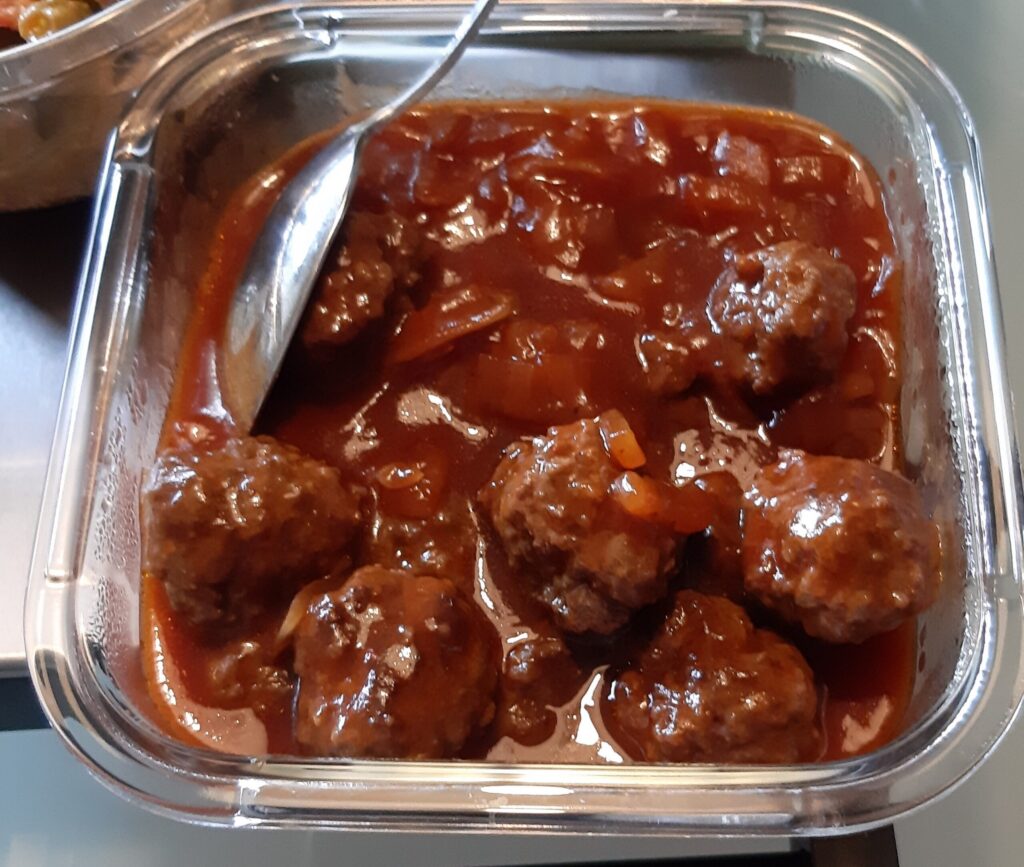 Gehaktballetjes in pittige tomaten-chilisaus