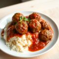 Gehaktballetjes in tomatensaus met rijst