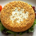 Geitenkaas met een sesam- maanzaad jasje