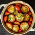 Gekruide uien en tomaat uit de oven